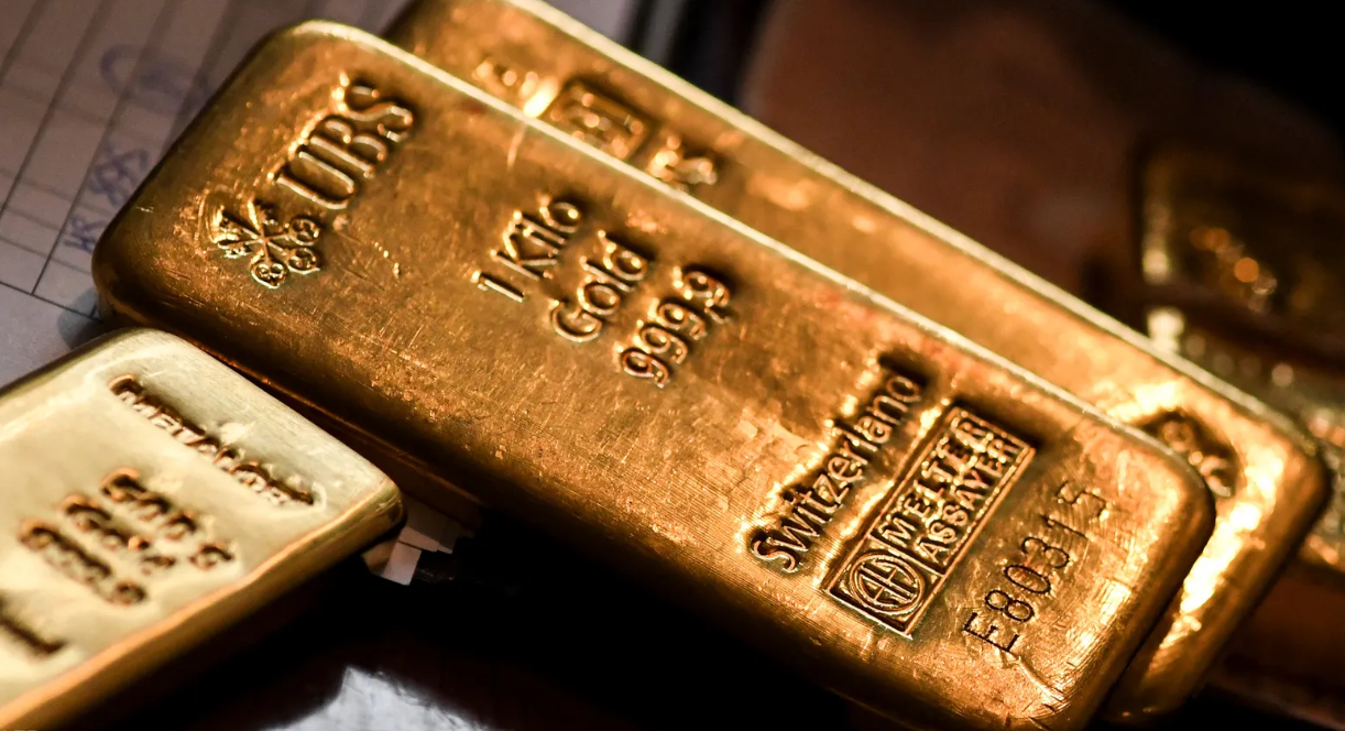 PRECIOUS-Gold prices ease as U.S. dollar, yields gain