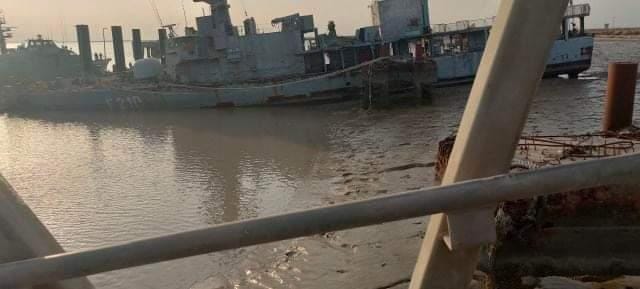 غرق سفينة عسكرية عراقية في قاعدة أم قصر جنوبي البلاد 