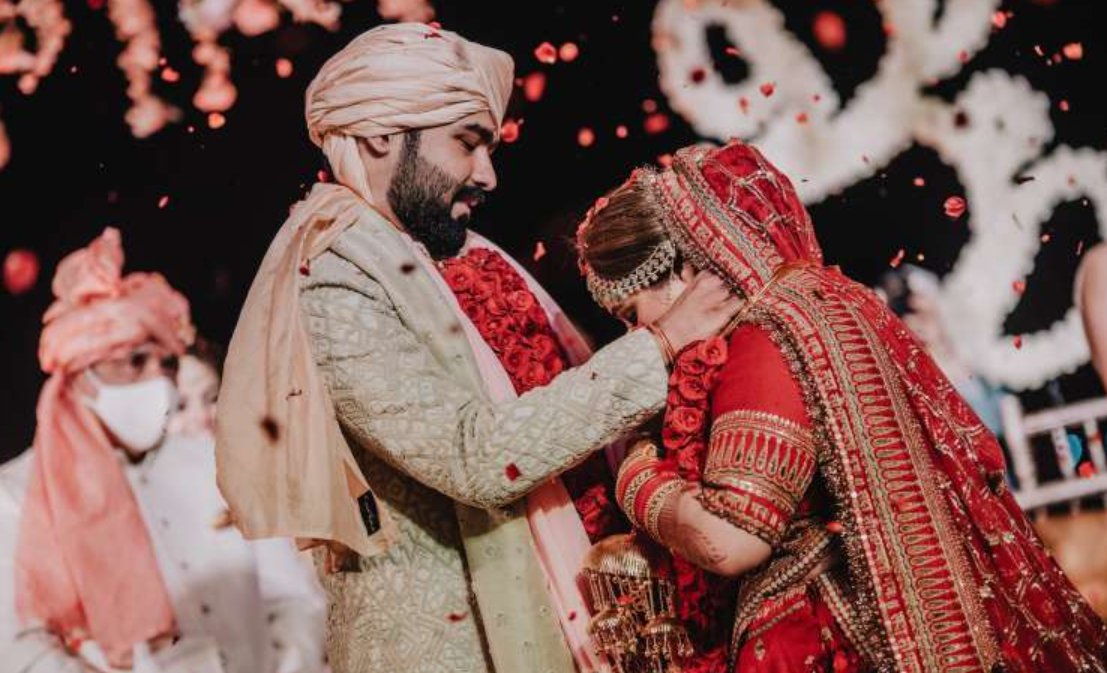 هندية تجبر زوجها على توقيع عقد زفاف يتضمن بندين غريبين 