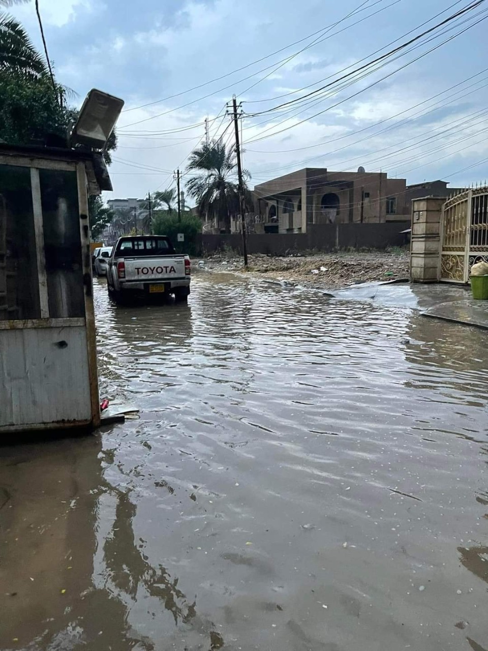 بعد 3 سنوات من القحط.. أمطار رعدية تغرق شوارع بغداد
