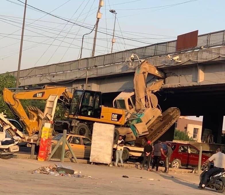 قطع طريق حيوي في بغداد تحسباً لانهيار جسر (صور)