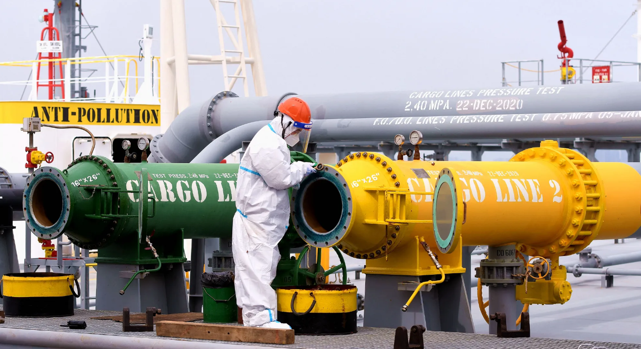 Oil prices settle higher on Druzhba oil pipeline disruption