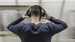 بسبب ضوضاء المنزل والموسيقى الصاخبة.. دراسة: مليار شاب معرضون لفقدان السمع