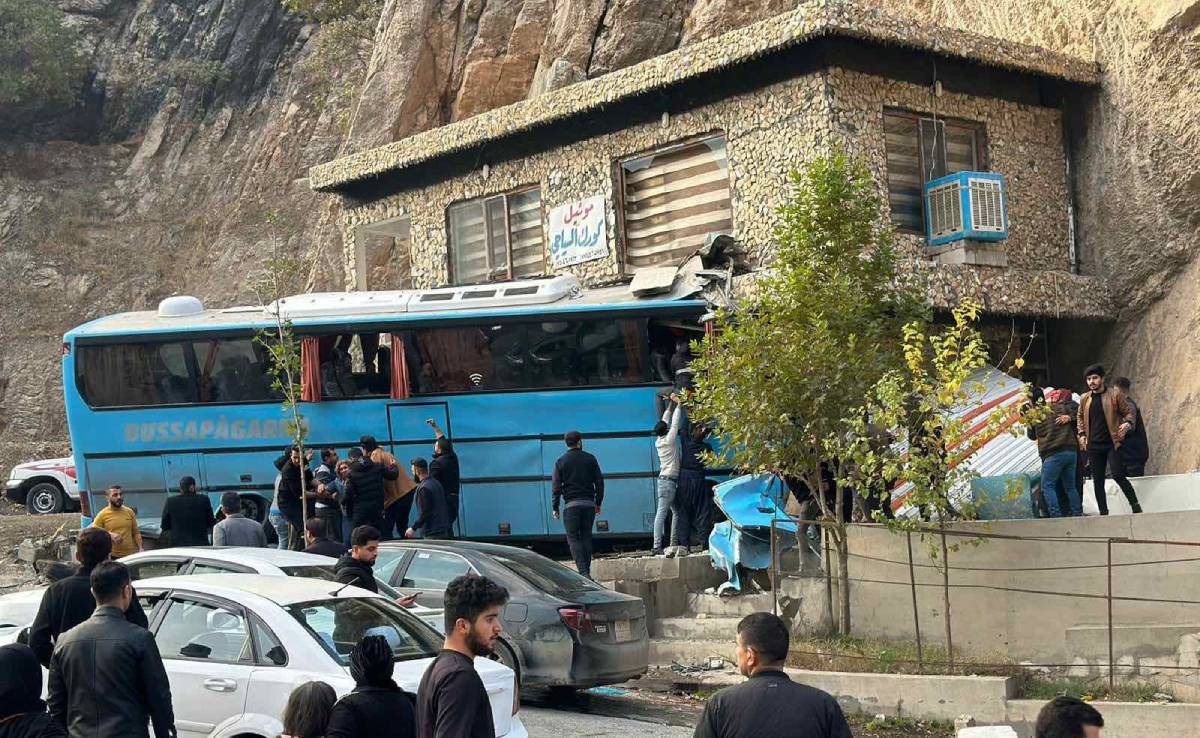 أربيل.. وفاة خمسة أشخاص بانقلاب حافلة سياحية في بيخال (صور)