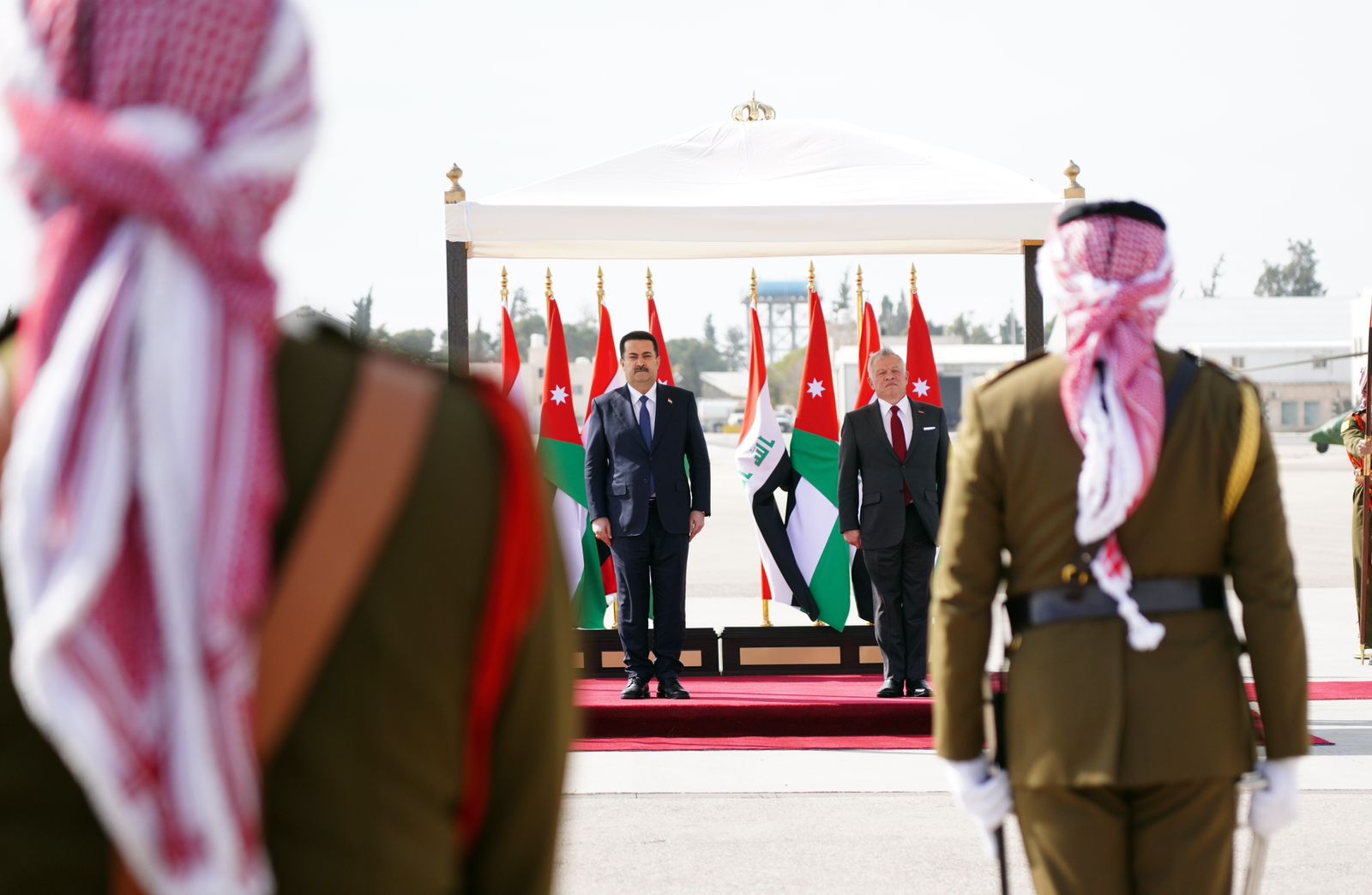 السوداني يصل إلى الأردن في أولى زياراته الخارجية