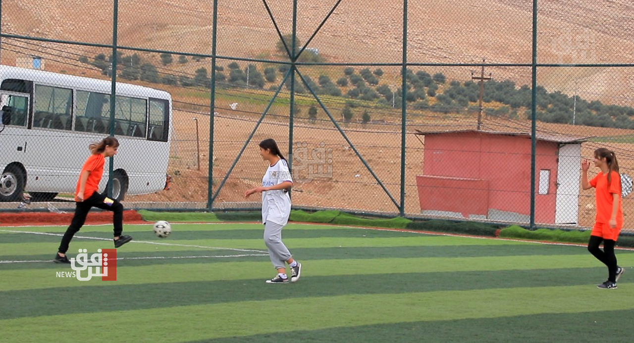 دهوك.. إيزيديات يمارسن كرة القدم في مخيمات النزوح (صور)