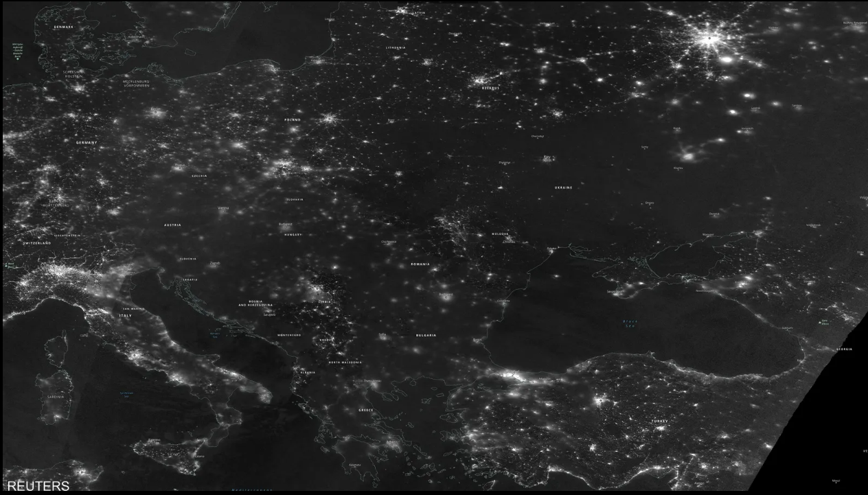 "ظلام دامس".. صور من الفضاء ترصد أزمة الكهرباء في أوكرانيا