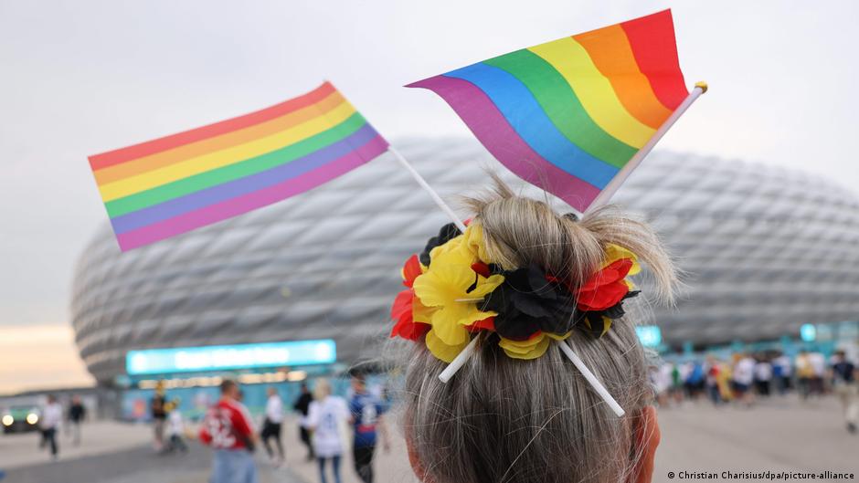 بريطانيا تعاقب قطر بعد منعها ارتداء شارات "المثليين" في المونديال