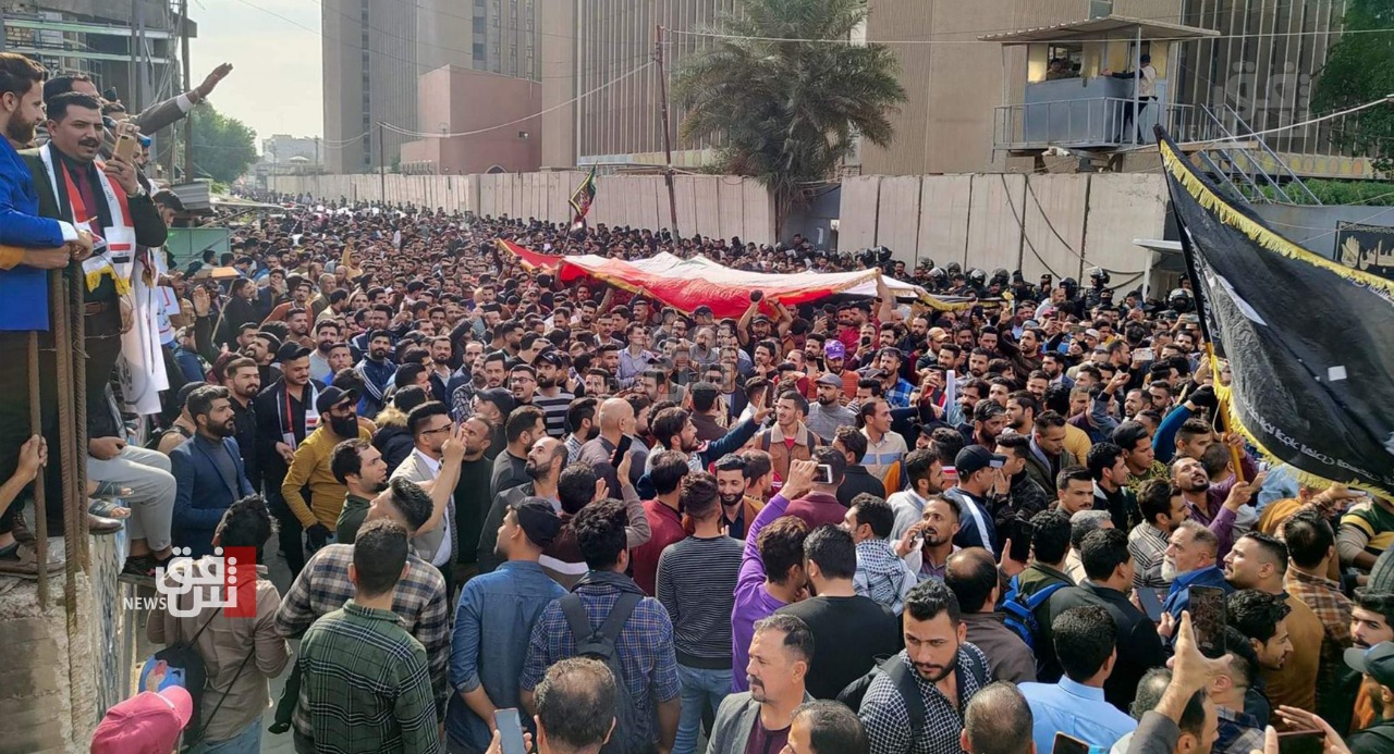 محاضرو التربية وعقود التعليم يحتشدون وسط بغداد وقطع طريق رئيس في العاصمة