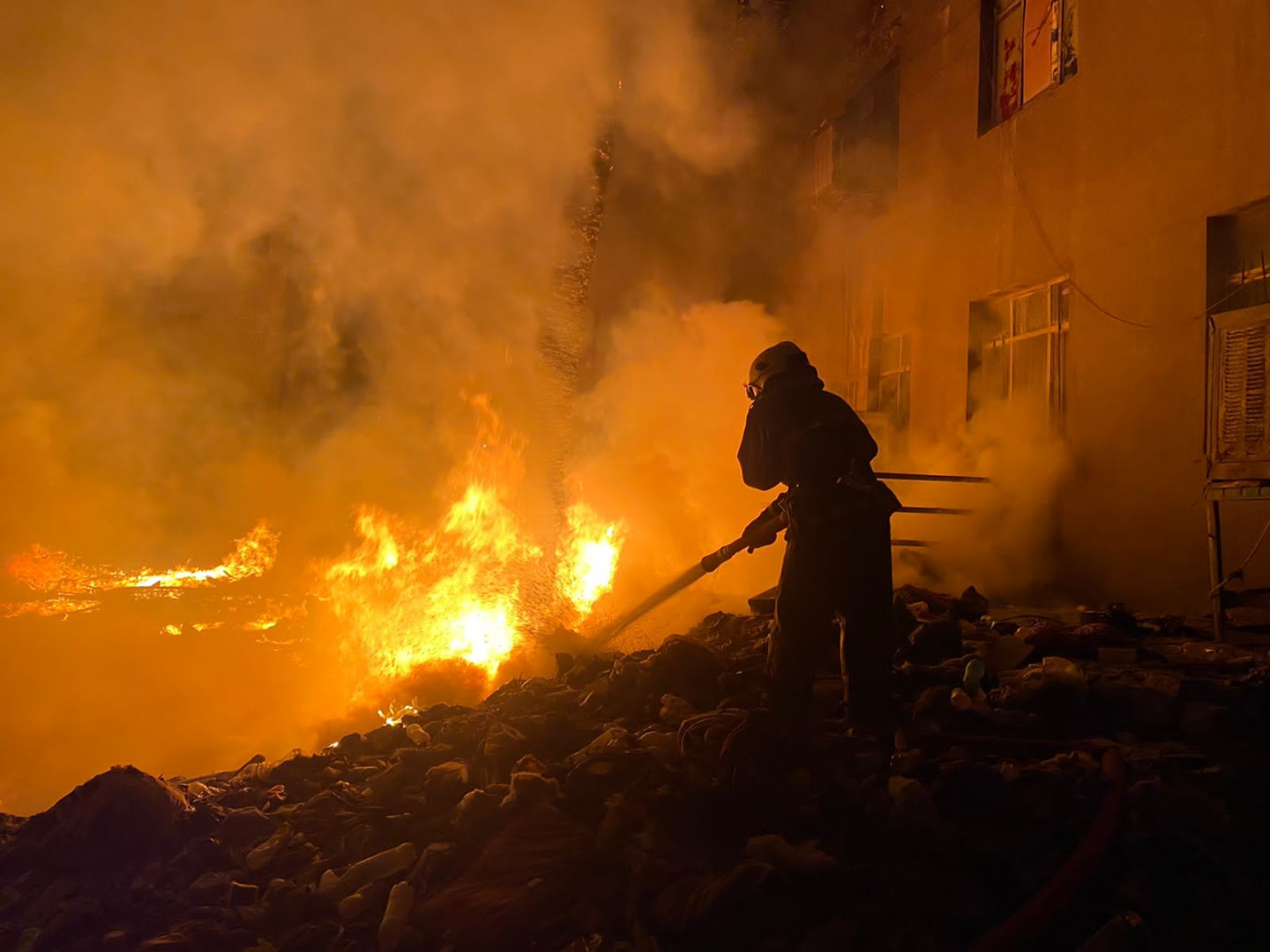 صور .. إخماد حريق اندلع داخل معمل حكومي لمحصول الذرة في ديالى