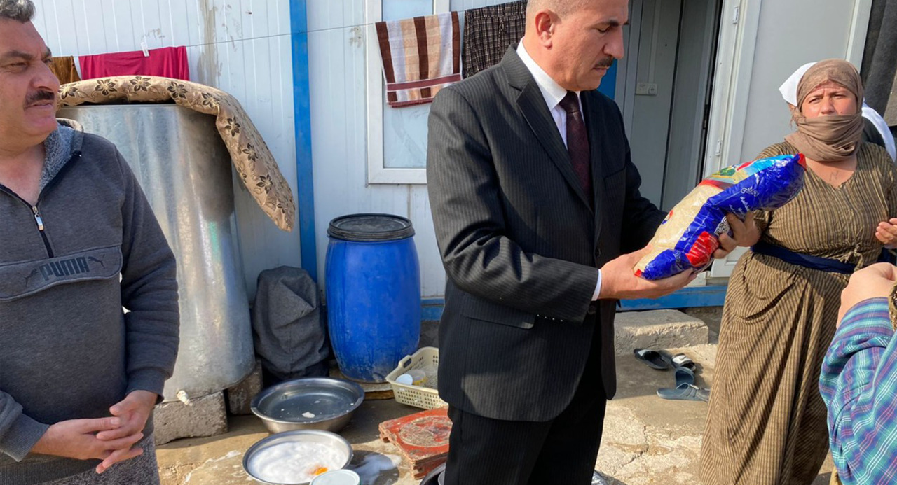 لجنة نيابية تتهم وزيرة الهجرة بتوزيع مواد غذائية "فاسدة" بين النازحين وتطالب بسحب يدها