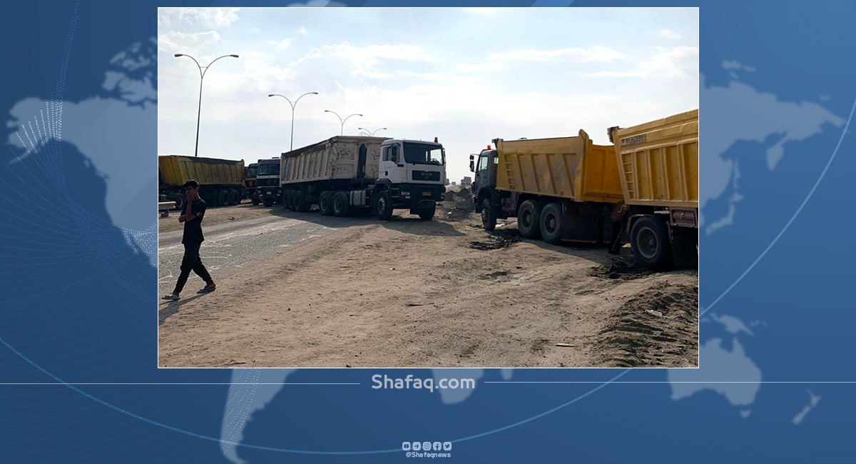 سائقو الشاحنات يقطعون طريقاً حيوياً جنوبي العراق