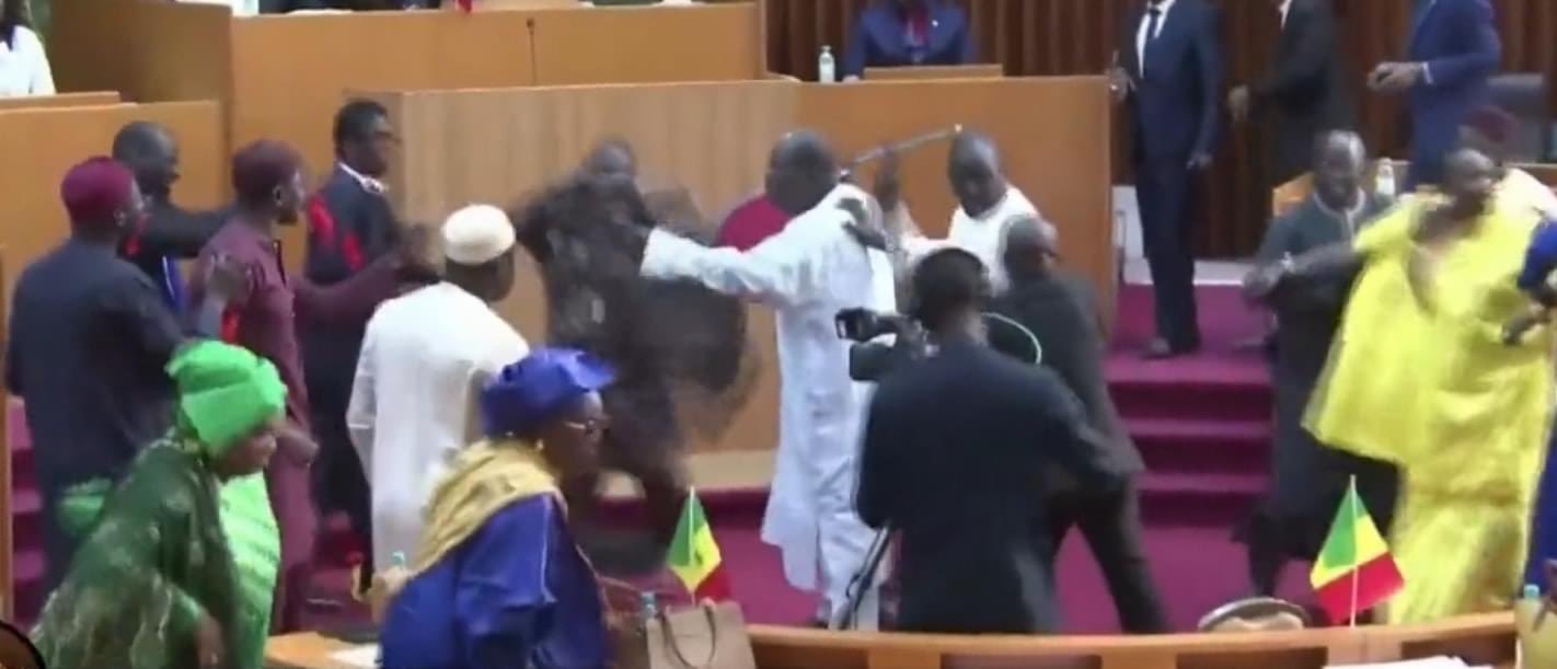 بسبب الموازنة.. البرلمان السنغالي يتحول إلى حلبة لكمات وضرب بالكراسي (فيديو)