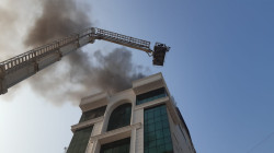 فيديو .. اندلاع حريق داخل بناية قرب المسرح الوطني وسط بغداد