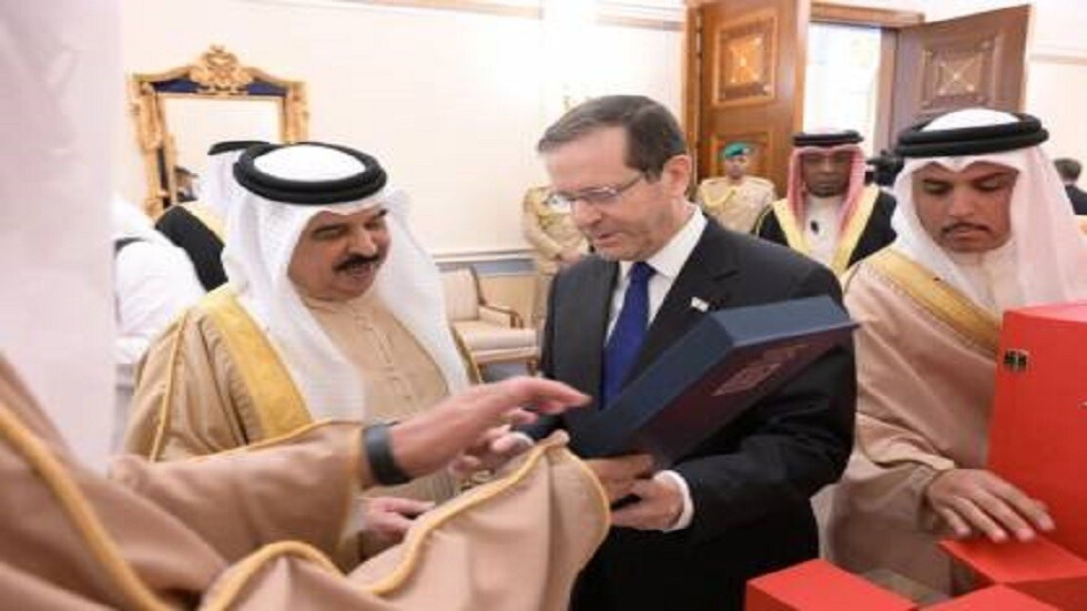الرئيس الإسرائيلي يقدم لملك البحرين هدية يهودية خاصة.. صورة