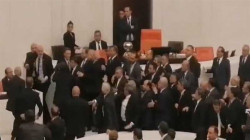 "ضرب ولكم" في البرلمان التركي.. ونائب ينقل إلى العناية المشددة (فيديو)