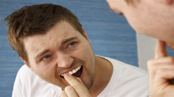 عادات "صحية" تضر بشكل كبير بالأسنان