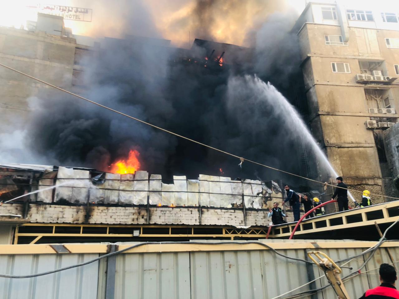 الدفاع المدني يخمد حريقاً اندلع في مخزن وثلاثة فنادق بكربلاء.. صور