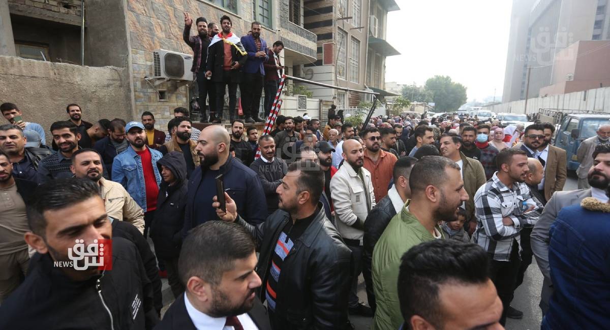 لليوم الثاني.. محافظات عراقية تشهد تظاهرات وإضراباً واعتصاماً لموظفي العقود (صور)
