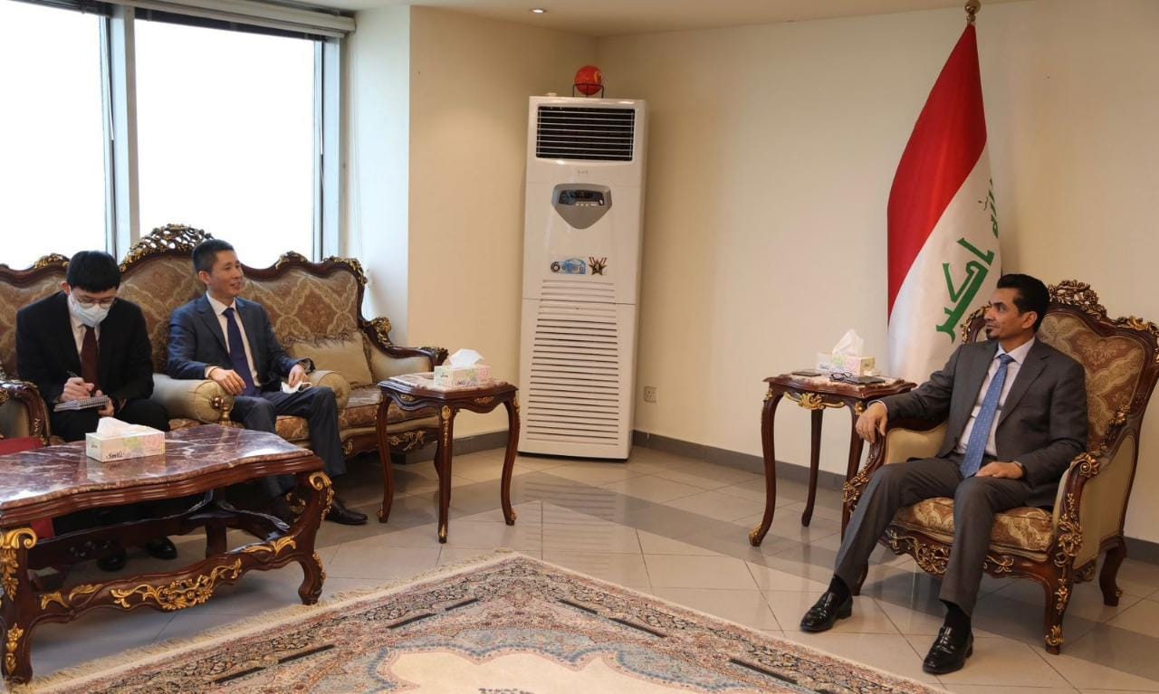 Minister of planning meets with Chinese ambassador to Iraq