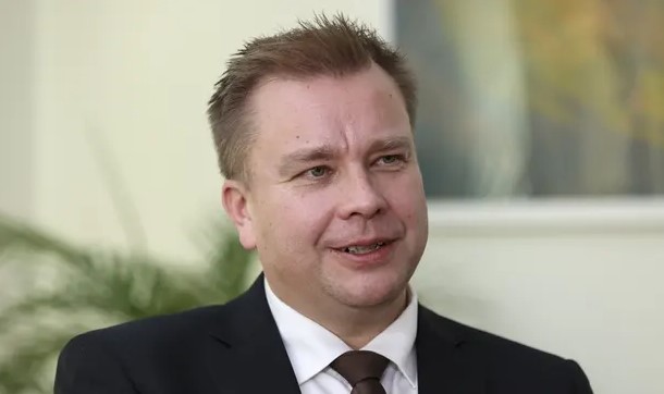 ترك منصبه في وقت "حرج".. وزير الدفاع الفنلندي يطلب "إجازة أبوة" لرعاية طفله