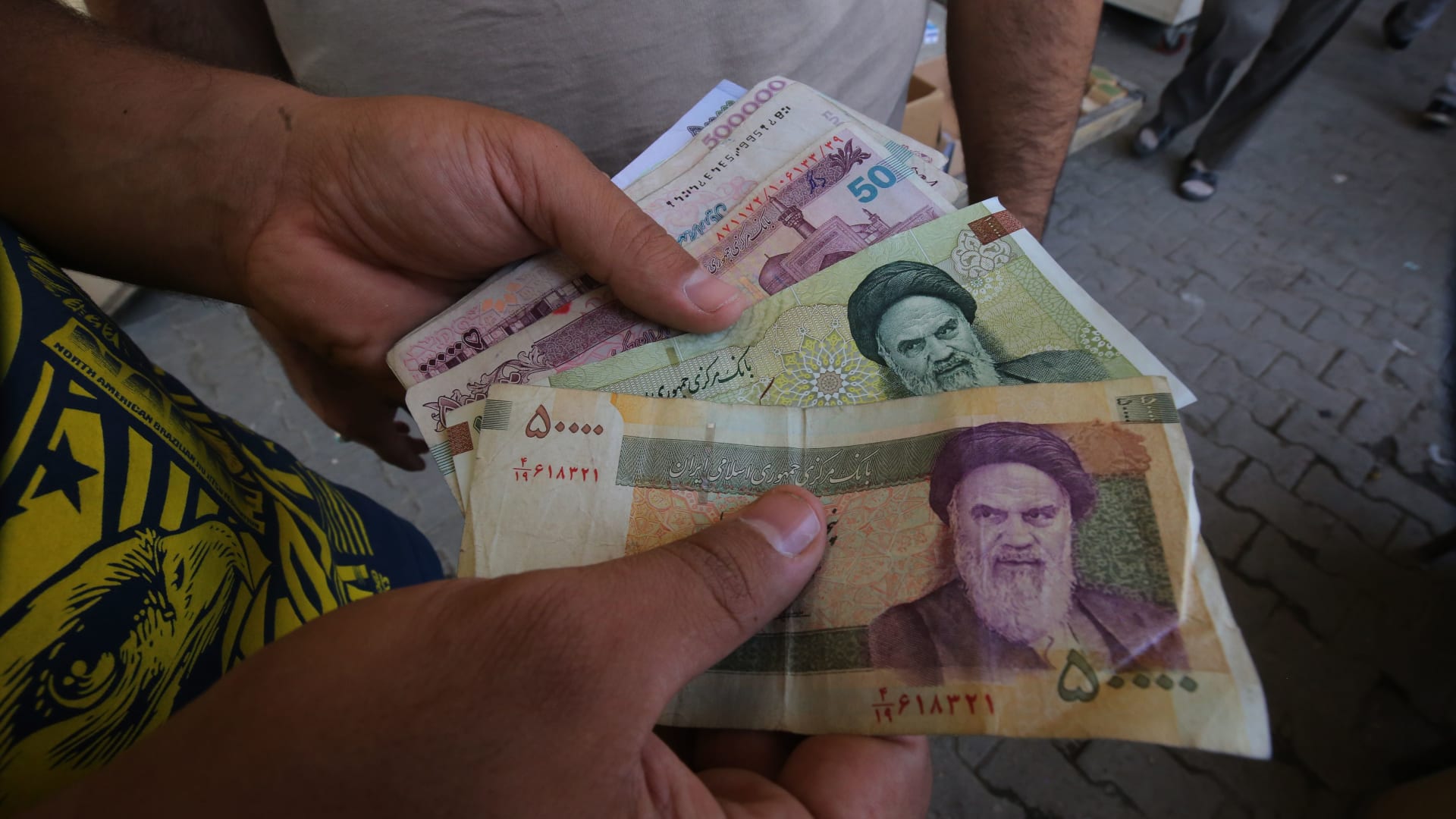 تراجع قياسي جديد للعملة الإيرانية والبنك المركزي يتحرك لضخ الدولارات بالسوق