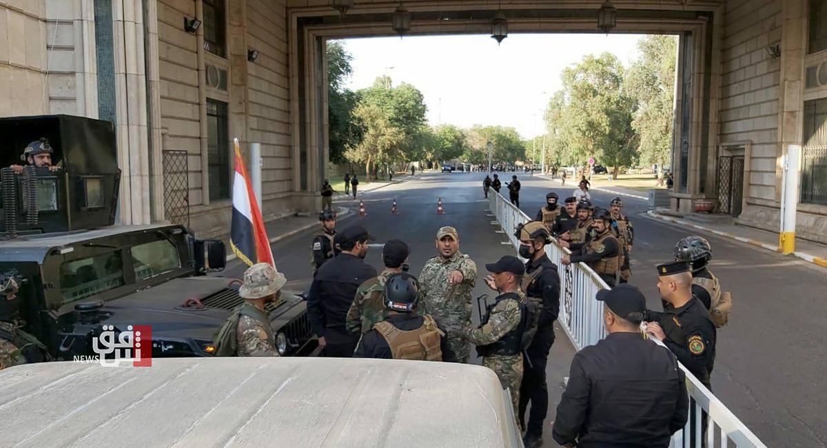 Iraqi security authorities close the doors of Baghdad's Green Zone