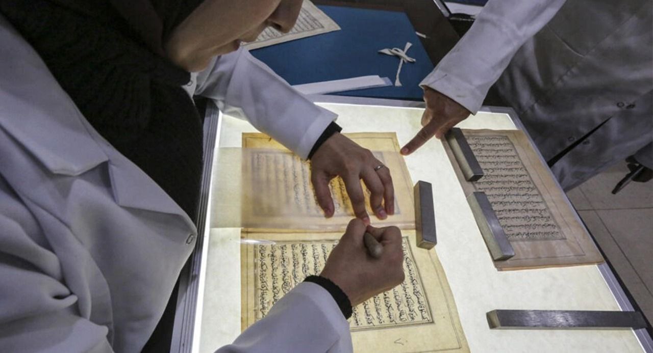 عمر بعضها 1250 عاماً.. جهود عراقية "محفوفة بالمخاطر" لترميم 47 ألف مخطوطة وكتاب