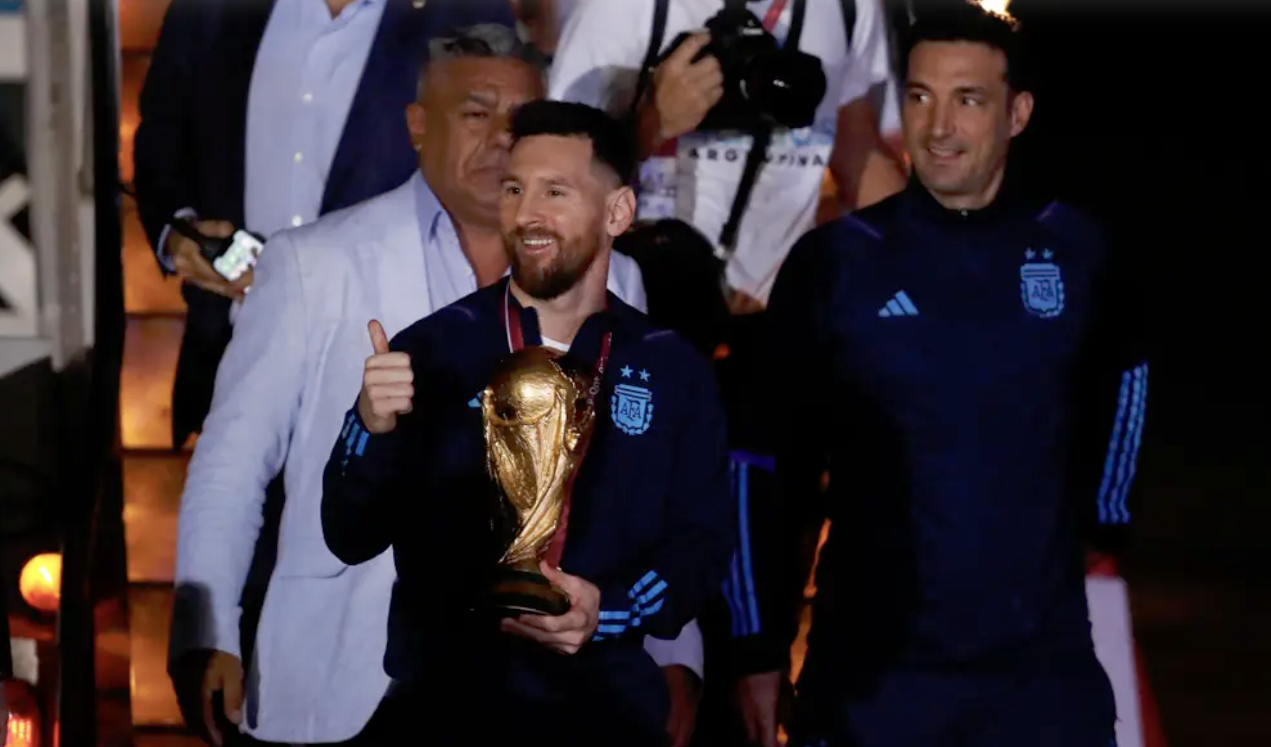 المنتخب الارجنتيني يصل إلى بوينوس أيرس حاملاً كأس العالم