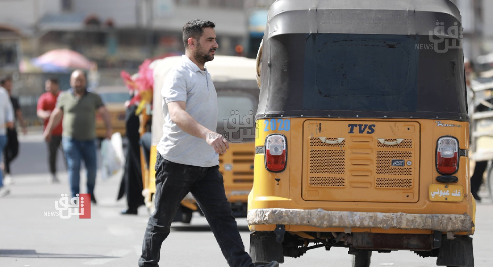 سائق متهور يضع امرأة على حافة الموت ببغداد