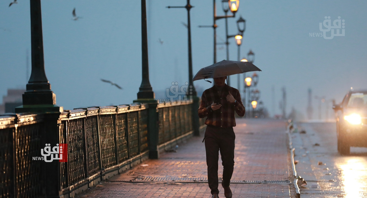 "مظلات وأضواء وطيور وجسور"..  بغداد تحت المطر بأجواء ساحرة  (صور)