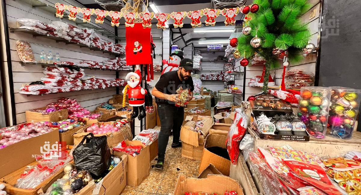 تحضيراً لاحتفالات رأس السنة الجديدة.. "بابا نوئيل" وشجرة الميلاد يزينان أرصفة بغداد