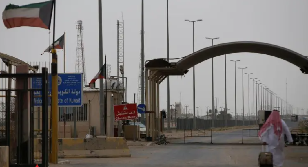 Blast severely injures an Iraqi security officer near a border crossing controlled by non-state forces: source