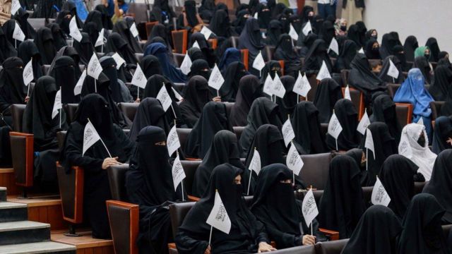 "لا يحترمن قواعد اللباس".. وزير تعليم طالبان يبرّر استبعاد النساء من الجامعة