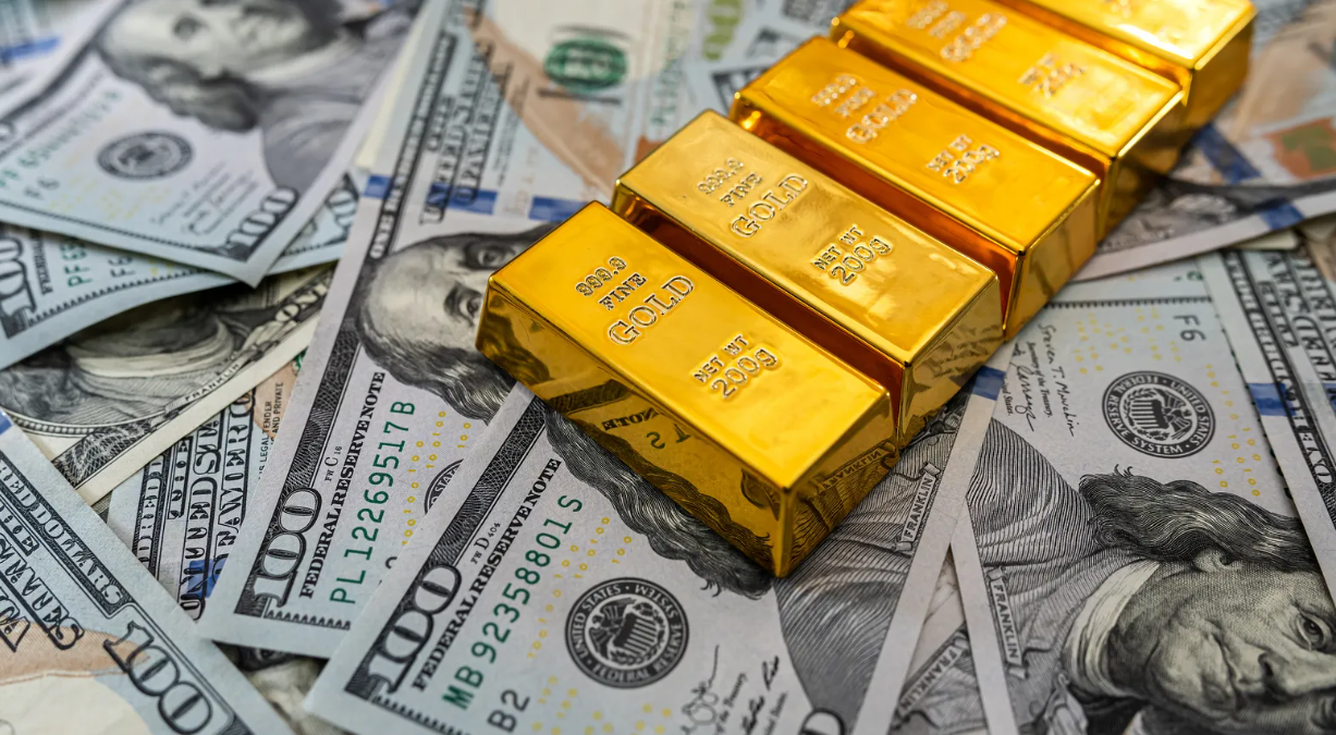انخفاض أسعار الذهب مع ارتفاع الدولار