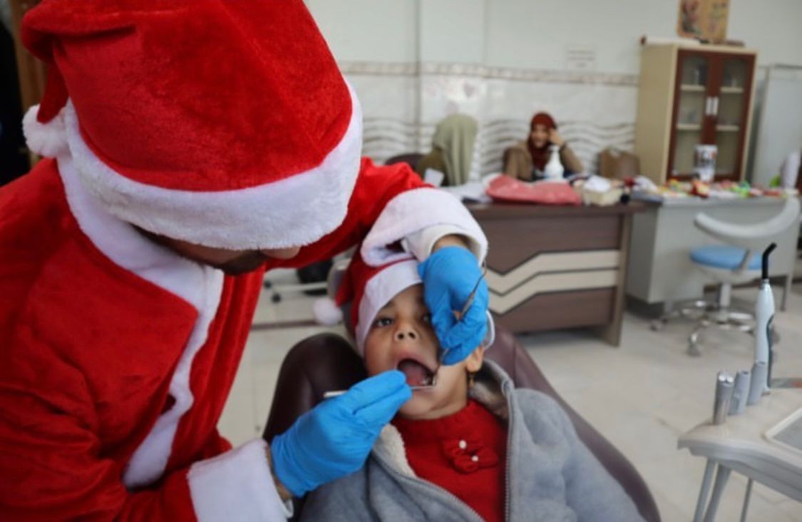 احتفاء بالعام الجديد.. "بابا نوئيل" يستقبل الأطفال في مركز صحي بكربلاء (صور)