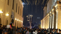 شجرة ميلاد وتمثال المتنبي.. العائلات البغدادية تحتفل بليلة رأس السنة (صور)