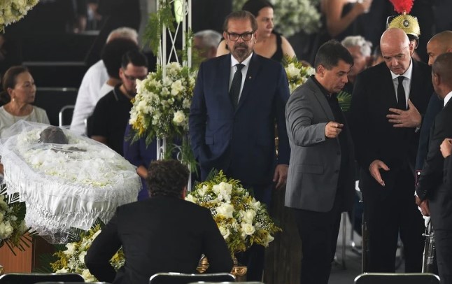 انتقادات لاذعة تطال رئيس "الفيفا" بعد صورة "سيلفي" في جنازة بيليه