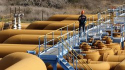 Oil rebounds on weaker dollar; economy concerns cap upside