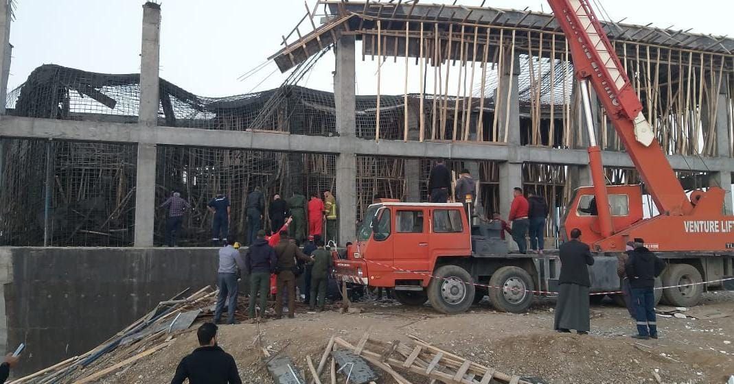 الدفاع المدني تواصل البحث عن ناجين تحت أنقاض المبنى المنهار في الموصل (صور)