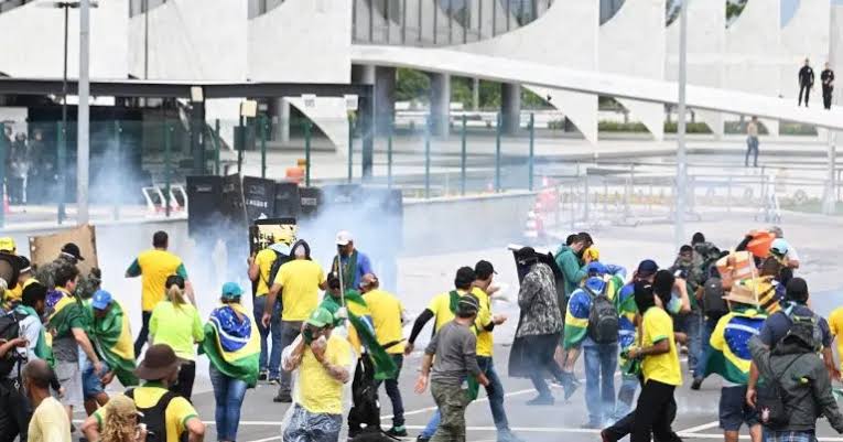 البرازيل.. أنصار الرئيس السابق يقتحمون مبان الحكومة