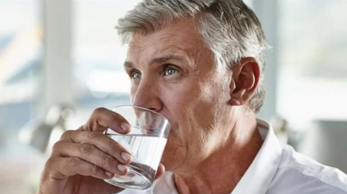 دراسة تخرج بنتائج "مذهلة" عن شرب المياه والشيخوخة