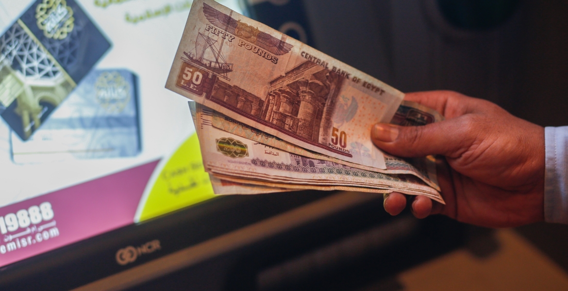 Egypts pound hits new lows after shift to more flexible forex regime