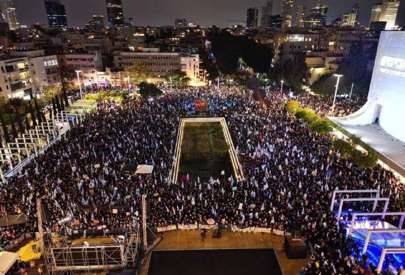 احتجاجات غير مسبوقة في إسرائيل ونتنياهو يقيل وزير الصحة والداخلية