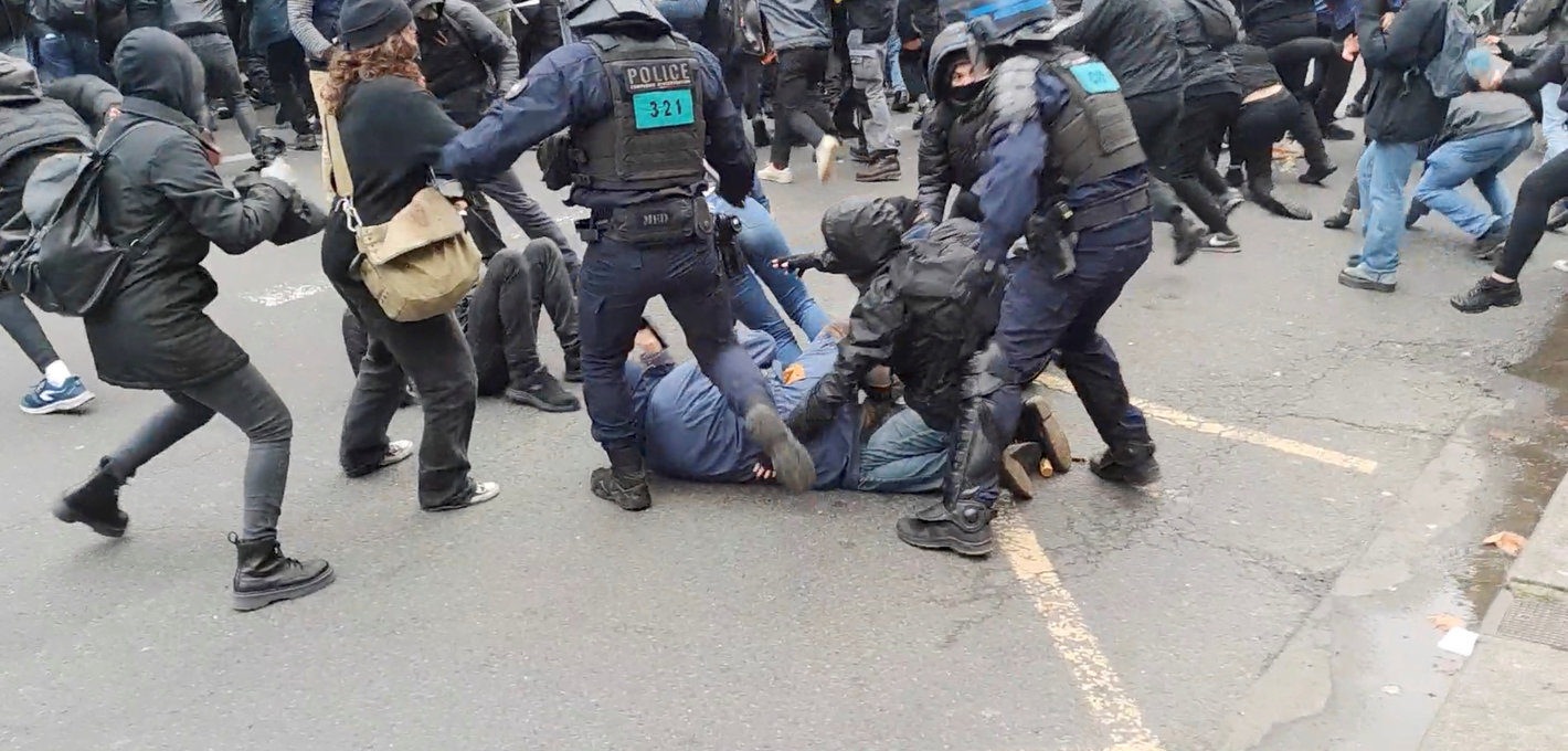 بتر خصية شاب خلال قمع الشرطة لتظاهرة في باريس.. فيديو
