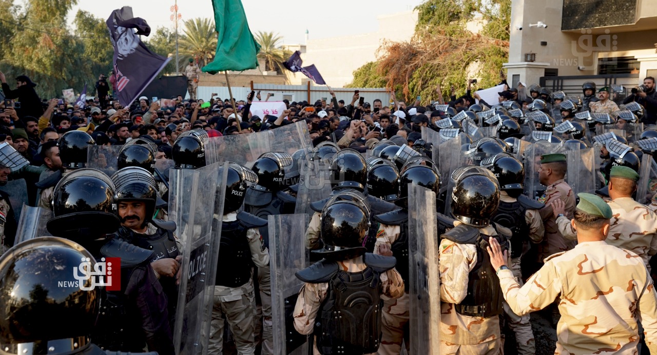 عراقيون يحتجون أمام السفارة السويدية في بغداد وتبادل رمي الحجارة بين المتظاهرين وقوات الأمن (فيديو)