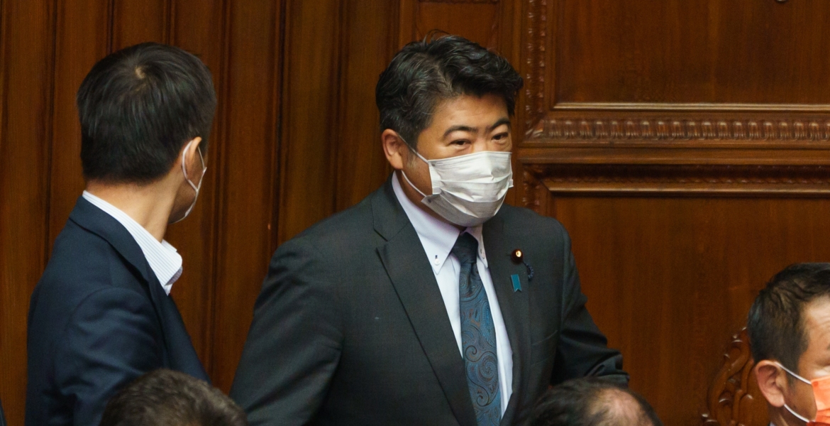 والدته وبّخته.. مسؤول ياباني بارز يعتذر لظهوره واضعاً يديه بجيبَيه خلال مهمة رسمية