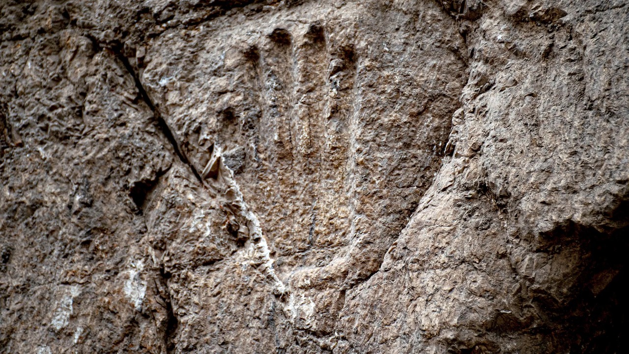 عمره أكثر من 1000 عام.. نقش لكف يد رجل يحير علماء الآثار الإسرائيليين