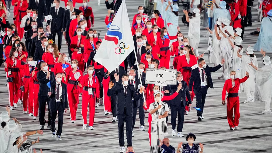 الأولمبية الدولية ترفع العقوبات عن الرياضيين الروس جزئياً
