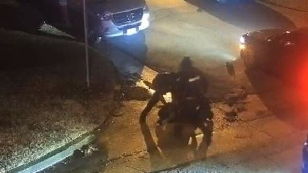 الشرطة الأمريكية تفرج عن فيديو صادم يظهر ضرباً وحشياً على رجل أسود